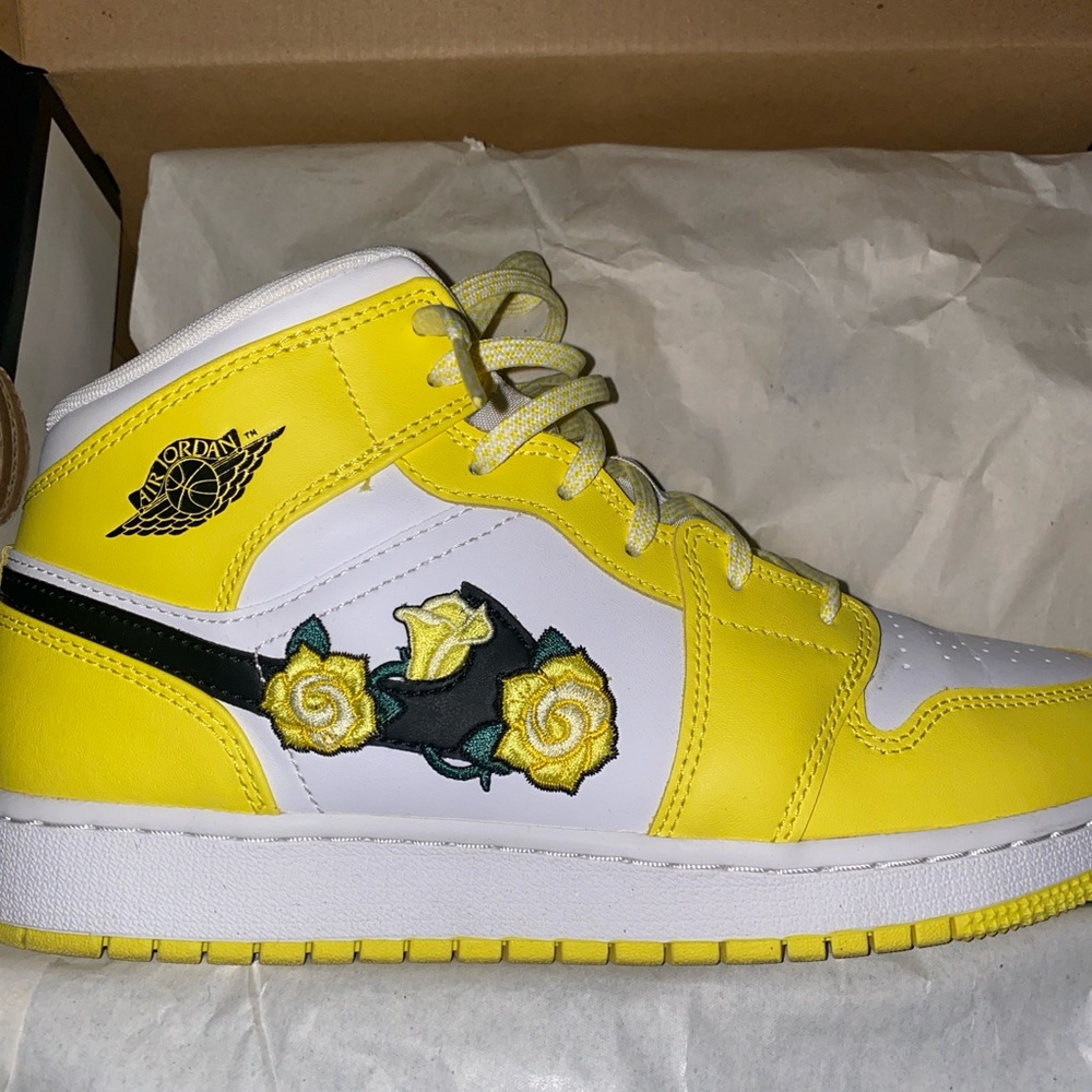 Air Jordan 1 mid se Yellow and White floral Sneakers size 7 y